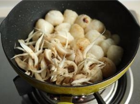 加入蘑菇翻炒一下。