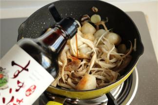 加入一些寿喜锅调味汁给鱼丸和蘑菇调味。