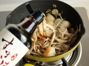 加入一些寿喜锅调味汁给鱼丸和蘑菇调味。