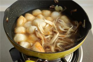 加入适量水，能没过鱼丸就好。