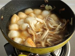 加入适量水，能没过鱼丸就好。