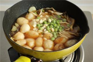 烧开后下入豌豆和玉米粒，再煮一会。