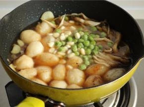 烧开后下入豌豆和玉米粒，再煮一会。