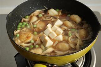 加入内酯豆腐，再煮1分钟，不要随意搅动，避免豆腐变碎。
