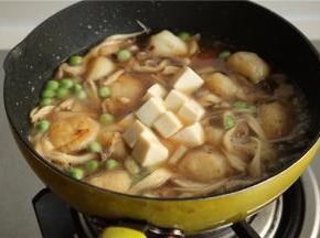 加入内酯豆腐，再煮1分钟，不要随意搅动，避免豆腐变碎。