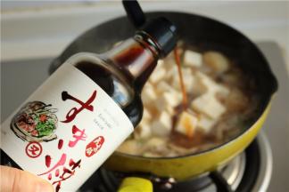 尝尝汤的味道，如果不够就再加一些调料汁，或者用小碟子，蘸食也是可以的。