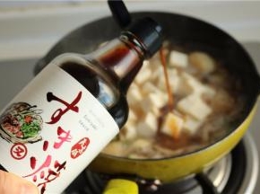尝尝汤的味道，如果不够就再加一些调料汁，或者用小碟子，蘸食也是可以的。