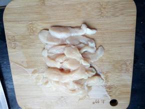 鸡肉洗净切条！