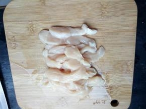 鸡肉洗净切条！