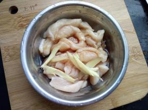 加生抽，料酒，淀粉和生姜搅拌均匀，腌制15分钟！