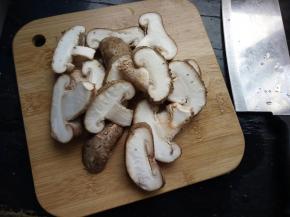 香菇洗净切片！
