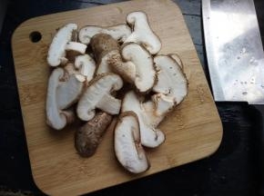 香菇洗净切片！