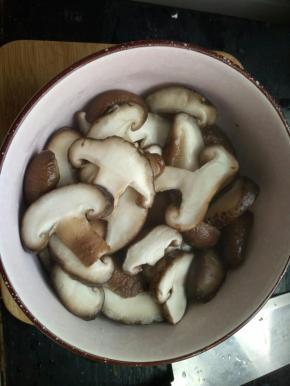 开水烫两分钟捞出，沥干水分！