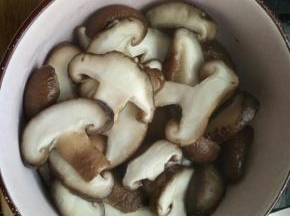 开水烫两分钟捞出，沥干水分！