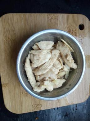 锅里放油烧热，把腌制好的鸡胸倒入锅里滑炒，鸡胸变色盛出！