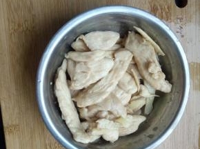 锅里放油烧热，把腌制好的鸡胸倒入锅里滑炒，鸡胸变色盛出！