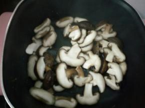 锅里再次烧热倒入香菇煸炒，炒至香菇变软出水！