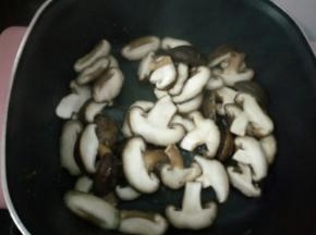 锅里再次烧热倒入香菇煸炒，炒至香菇变软出水！