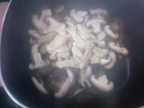 倒入鸡胸，放入一茶匙酱油，少量醋翻炒均匀！