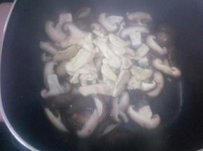 倒入鸡胸，放入一茶匙酱油，少量醋翻炒均匀！