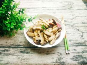 炒均匀了撒上葱花就可以出锅了，香菇很香，不需要放鸡精！