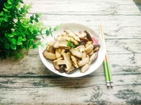 炒均匀了撒上葱花就可以出锅了，香菇很香，不需要放鸡精！