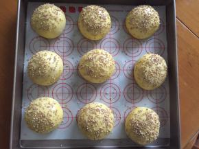 二次发酵好后，刷上蛋黄液，撒上白芝麻，放入预热好的烤箱160度中层，上下火，18分钟