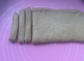 对折，然后切成1.5厘米左右宽度的条