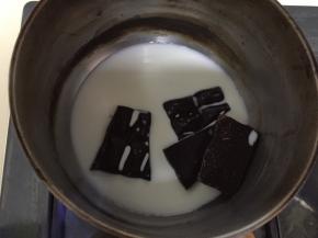 将牛奶和巧克力放一起，隔热水融化