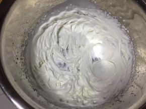 将50克淡奶油加入5克白砂糖，打发至硬性，装入裱花袋挤装饰