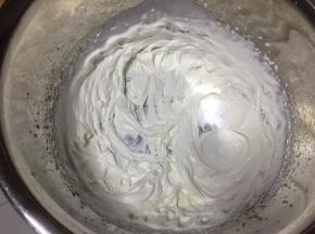 将50克淡奶油加入5克白砂糖，打发至硬性，装入裱花袋挤装饰