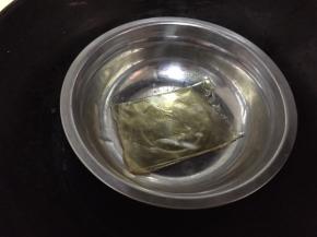 吉利丁片用水泡软，去掉多余水分放巧克力酱里加热融化