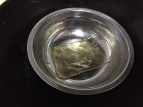 吉利丁片用水泡软，去掉多余水分放巧克力酱里加热融化