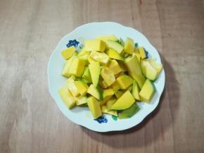 年糕削去皮切小块