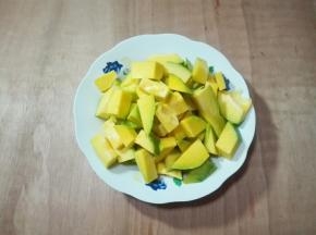年糕削去皮切小块