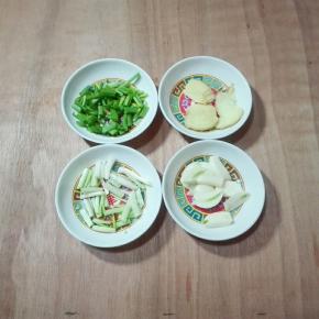 香葱蒜生姜分别切葱花姜片蒜片