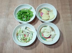 香葱蒜生姜分别切葱花姜片蒜片