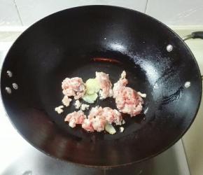 放肉糜下锅炒散