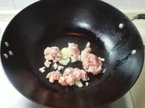 放肉糜下锅炒散