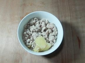 炒至发白盛出来