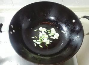 锅里余油放姜片葱白