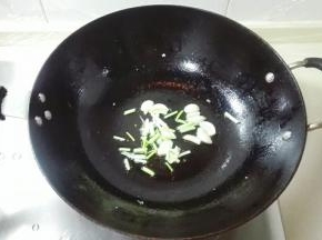 锅里余油放姜片葱白