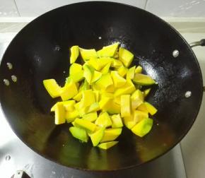 放南瓜以前煸炒到有香味