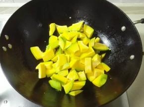 放南瓜以前煸炒到有香味