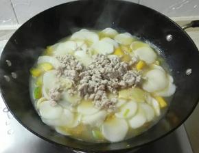 放入肉糜翻炒均匀