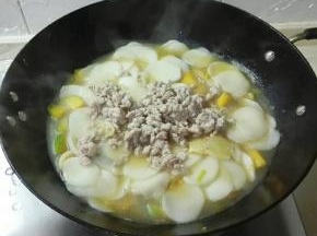 放入肉糜翻炒均匀
