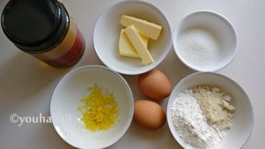 准备材料，2个鸡蛋只用蛋清，一个柠檬洗净后刨外皮