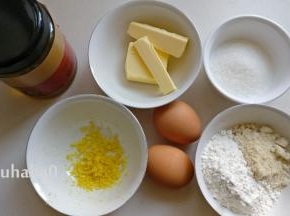 准备材料，2个鸡蛋只用蛋清，一个柠檬洗净后刨外皮