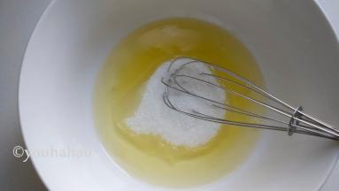 蛋清中加入蜂蜜、细砂糖搅拌均匀，至糖基本融化