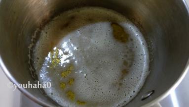 黄油放入奶锅中，小火加热至颜色变焦黄，关火